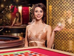 Antarmuka aplikasi pt slot menampilkan meja live-dealer dan menu permainan di perangkat mobile