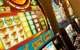 Studio live-dealer pt slot dengan antarmuka desktop dan mobile dioptimalkan untuk streaming meja HD selama periode lalu lintas tinggi